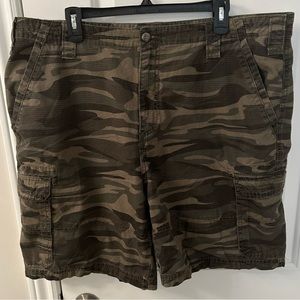Cabela’s Mens Green Camo Cargo Shorts - Size 40 (Great Condition)